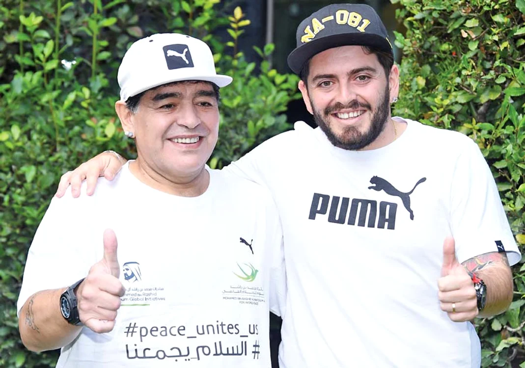 
    Maradona va fi  pentru prima  dată coechipier  cu fiul său  