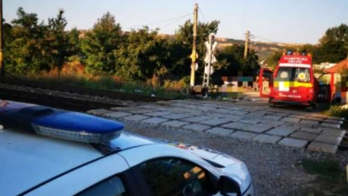 Un bărbat de 68 de ani, care curcula cu mopedul, a murit după ce a fost izbit de trenFoto: IPJ Vrancea