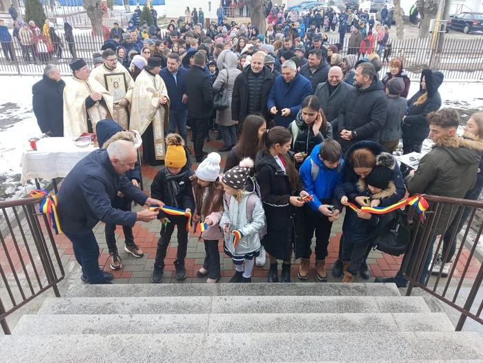 La inaugurarea mult așteptată, elevii au tăiat panglica FOTO MA