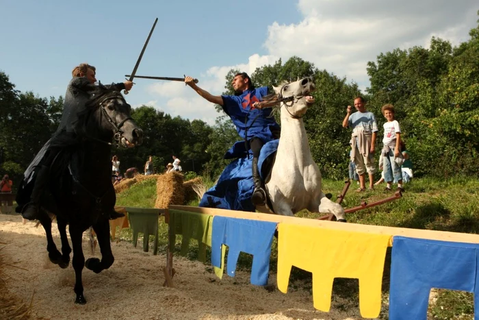 Cavalerii se vor duela în Cetate. FOTOAdevărul.