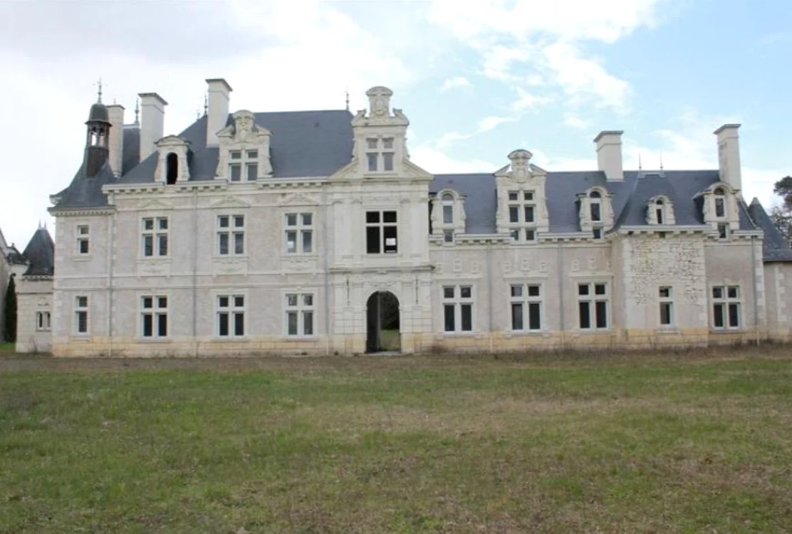 Acest castel impozant din Franţa se vinde cu 850.000 de euro. FOTO Master Homes