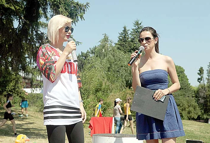 Cântăreaţa Adora şi Diana Bart (Prima TV) i-au  întreţinut pe alergători