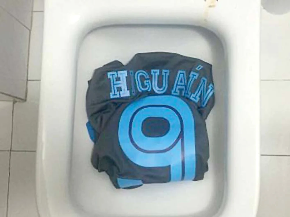 Tricoul argentinianului  a fost aruncat în WC 