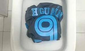 Tricoul argentinianului  a fost aruncat în WC  jpeg