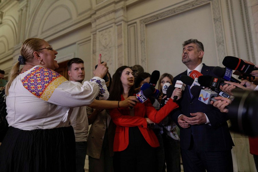 Schimb de replici dure între Șoșoacă și Ciolacu. „Du-te la America şi linge-i clanţa” / „Sunteți o mincinoasă ordinară”
