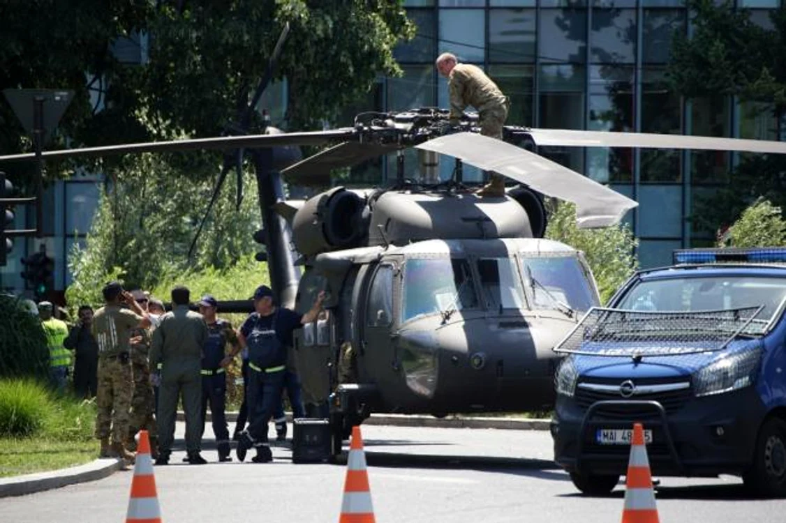 
    Elicopterul militar a fost tractat ieri seară la Baza 90 Otopeni  