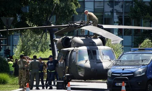 elicopterul militar american transportat la o baza aeriana jpeg