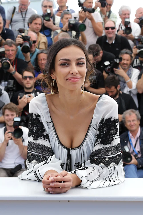 
    Mădălina Ghenea, mândră de ia românească la festivalul de la Cannes 2015  foto: Hepta  