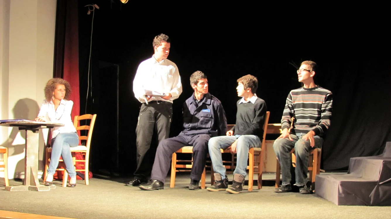 La teatru va fi deschiderea Cineforum
