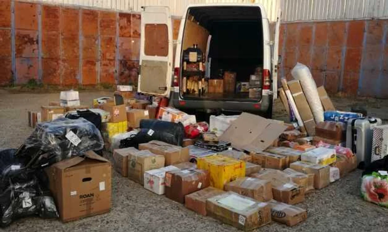 Microbuzul era burduşit cu colete transportate ilegal FOTO Poliţia de Frontieră