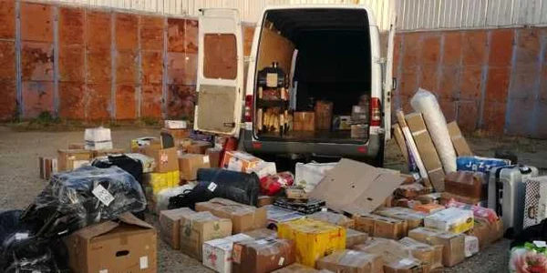 Microbuzul era burduşit cu colete transportate ilegal FOTO Poliţia de Frontieră