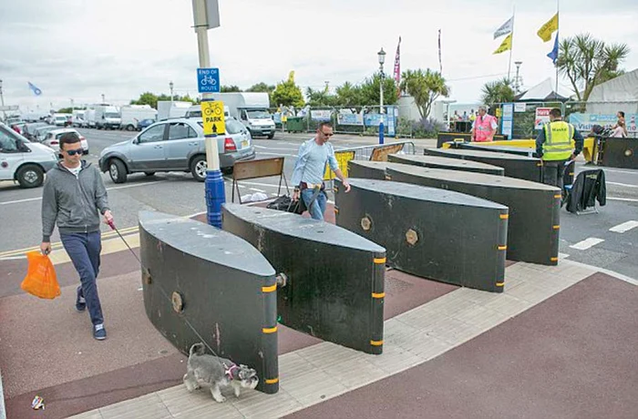 Aşa arată barele hidraulice care sunt prinse de gard