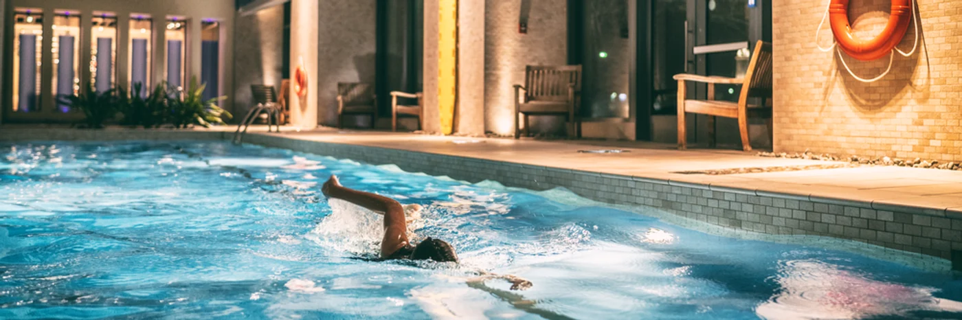 femeie inot piscina interior shutterstock 1753448894 jpg