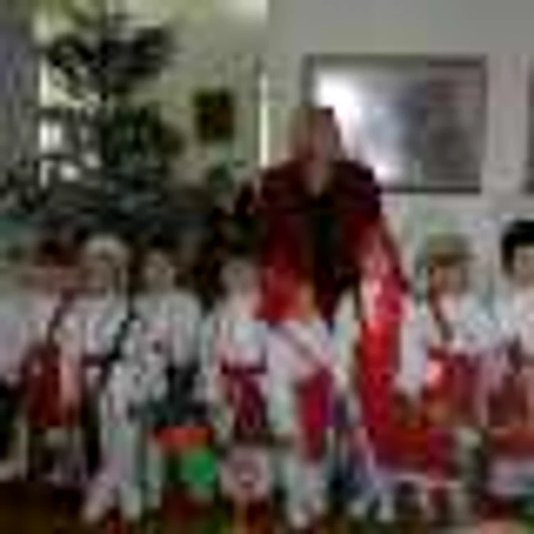 Micuţii au îmbrăcat costume populare şi s-au pus pe colindat. FOTO: MUZEUL BRĂILEI