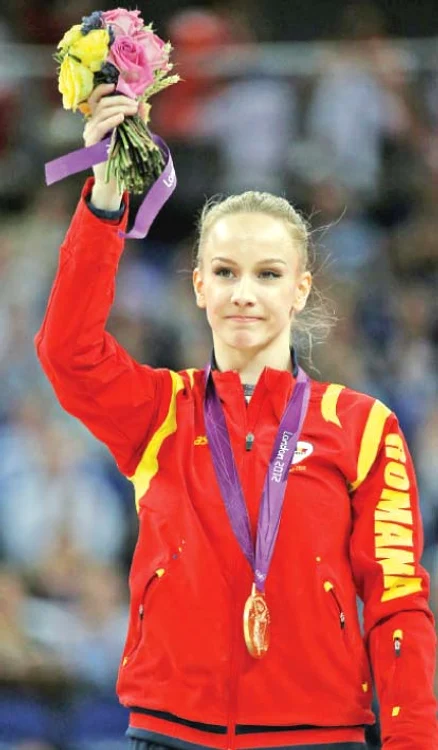 
    Sandra Izbaşa  
