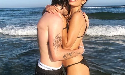 Brookyn Beckham şi Hana Cross au ales să meargă la plajă şi să nu participe la un eveniment important din cadrul familiei Beckham  jpeg