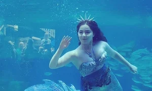 Își ține respirația timp de două minute când susține un spectacol subacvatic jpeg