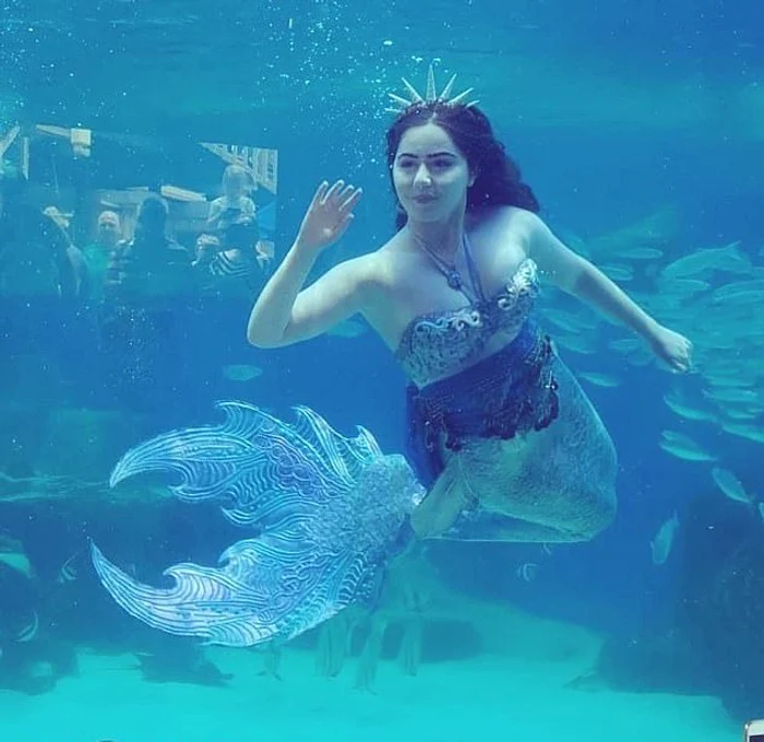 Își ține respirația timp de două minute când susține un spectacol subacvatic