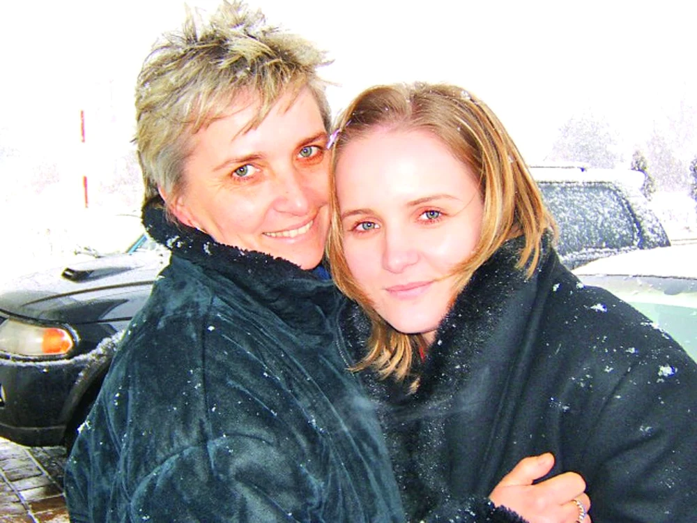 Alături de mama ei,  Viorica, pe vremea când  Ioana era blondă