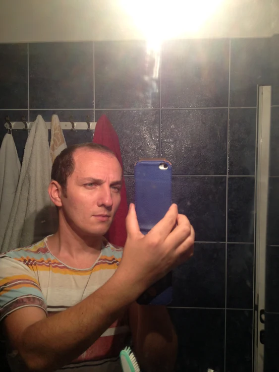 Trăistariu a devenit obsedat de părul lui şi se pozează zilnic în oglindă (foto: arhiva personală)