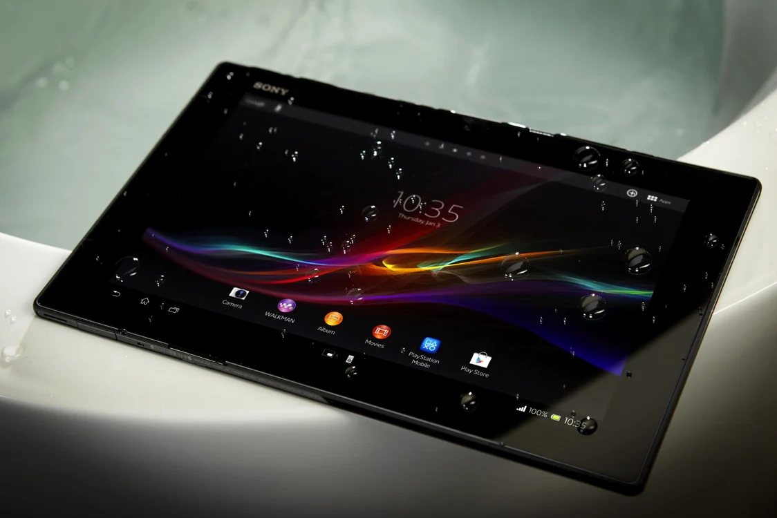 Tableta Xperia Z de la Sony rezistă la apă şi are doar 7 milimetri grosime.