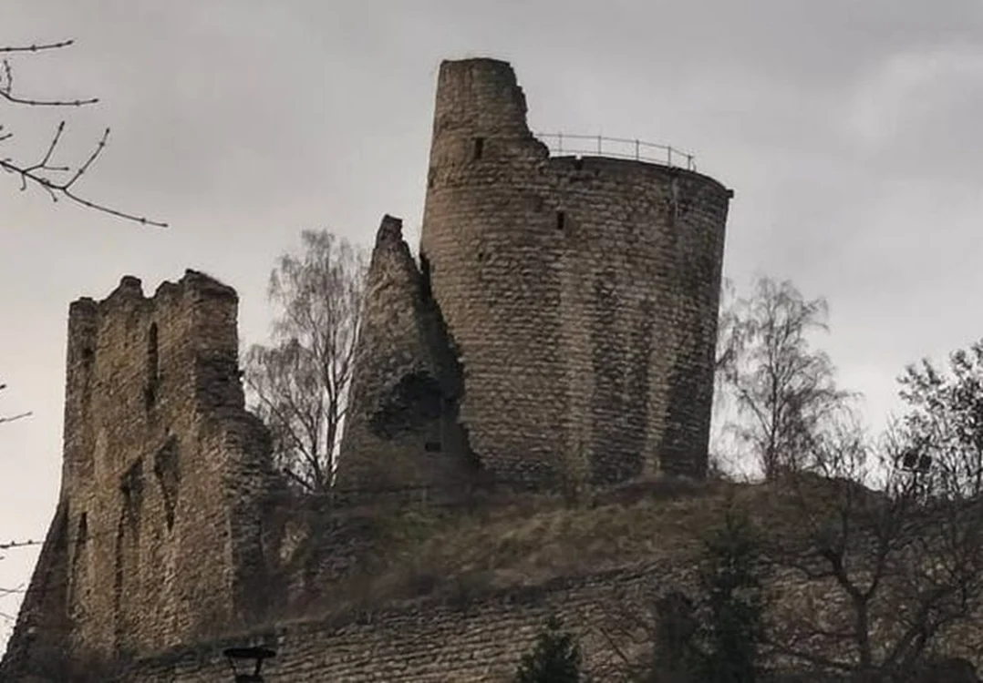 Ruinele Castelului Michalovice din Cehia. Foto: Facebook
