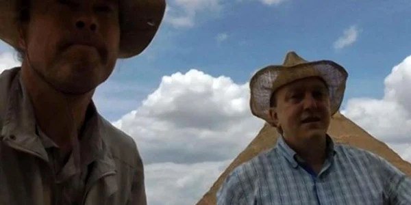Trei bărbaţi germani care au vizitat piramidele egiptene în aprilie 2013 au fost puşi recent sub acuzare din cauză că au vandalizat Marea Piramidă din Giza FOTO Youtube