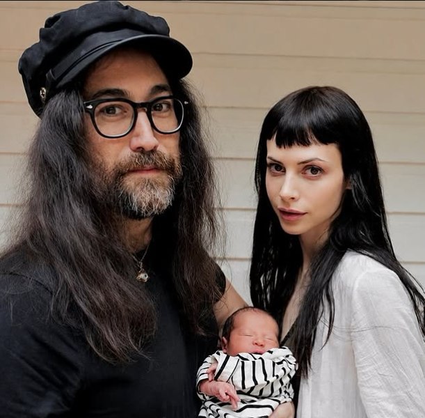 Sean Ono Lennon, fiul lui John Lennon, a devenit tată pentru prima dată. Băiețelul are un nume cu o semnificație specială