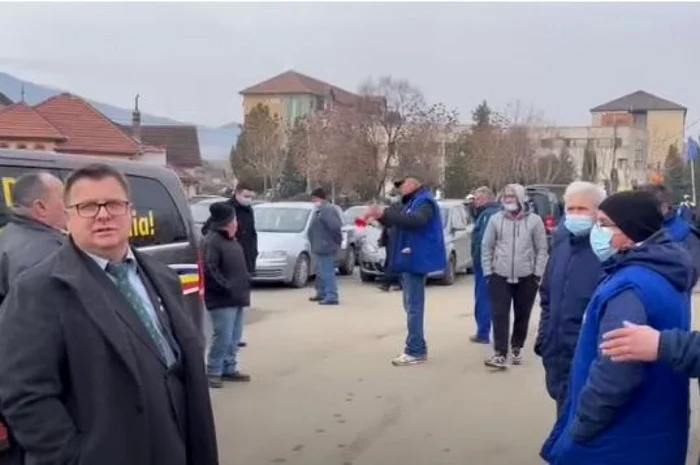 Deputatul AUR a fost primit cu ostilitate de muncitori. Foto: captură video youtube