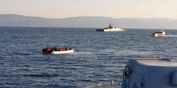 Barca migranţilor a fost însoţită de o navă turcească