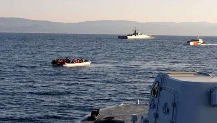 Barca migranţilor a fost însoţită de o navă turcească, acuză Garda de Coastă din Grecia. Foto: Garda de Coastă Grecia