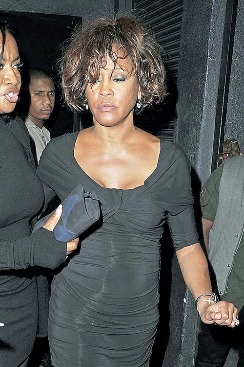 Whitney Houston, a fost  găsită fără suflare în camera  ei de hotel din Beverly Hills,  la 11 februarie 2011
