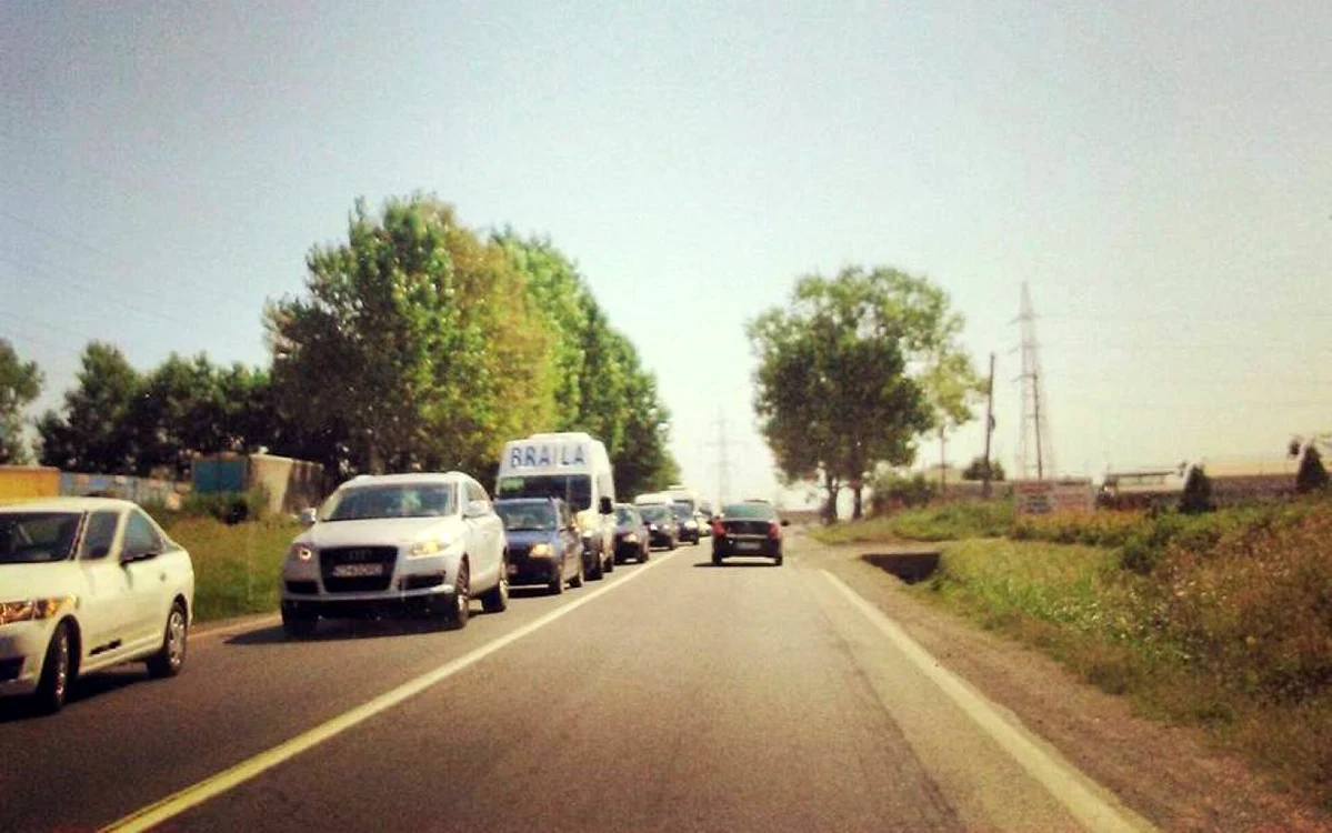 Trafic infernal între Galaţi şi Brăila. Foto