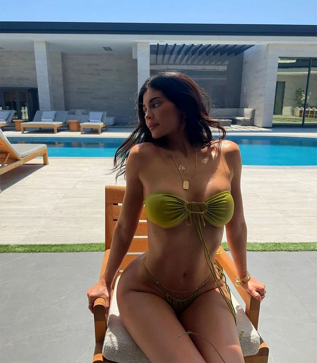 Kylie Jennerse bucură că s-a bronzat