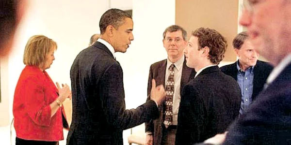 Zuckerberg (dreapta) la Casa Albă, împreună cu Barack Obama