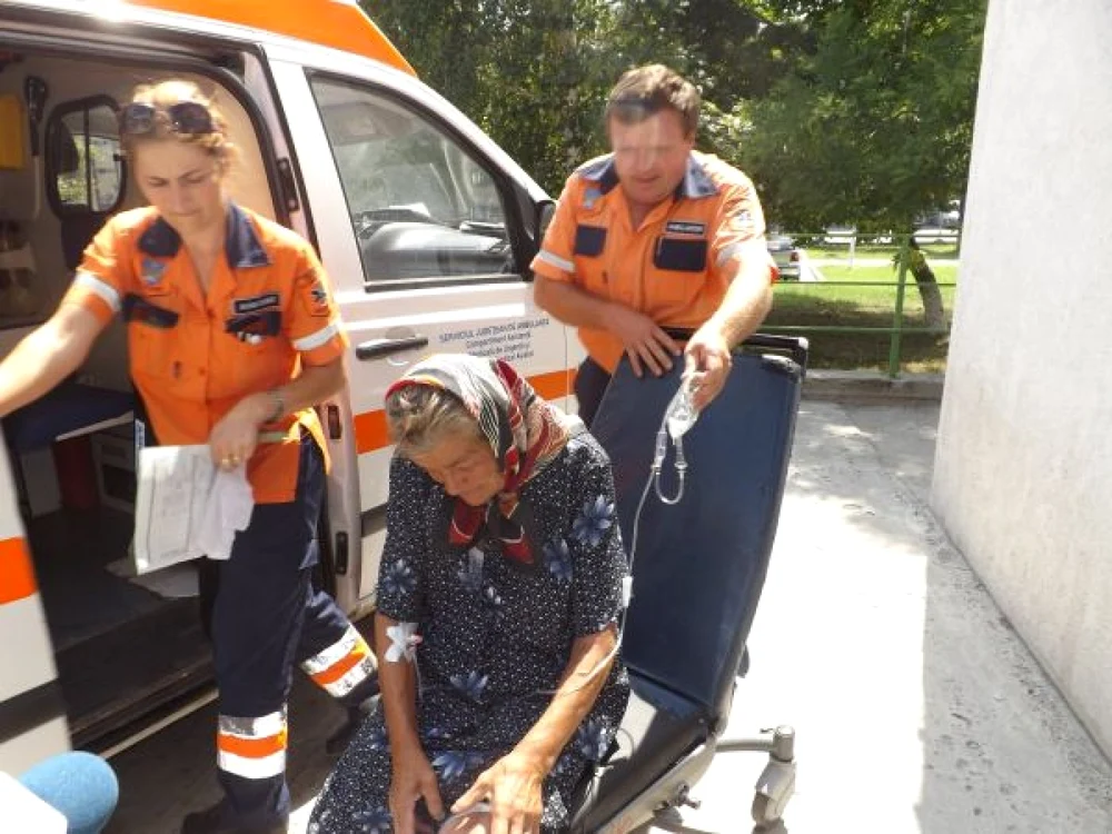 Ana Răceanu a fost adusă de ambulanţă la spital FOTO Corina Macavei