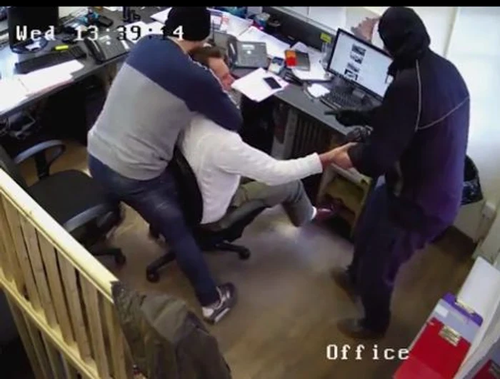 Doi indivizi au jefuit un bărbat într-un cartier al LondreiFoto: captură video