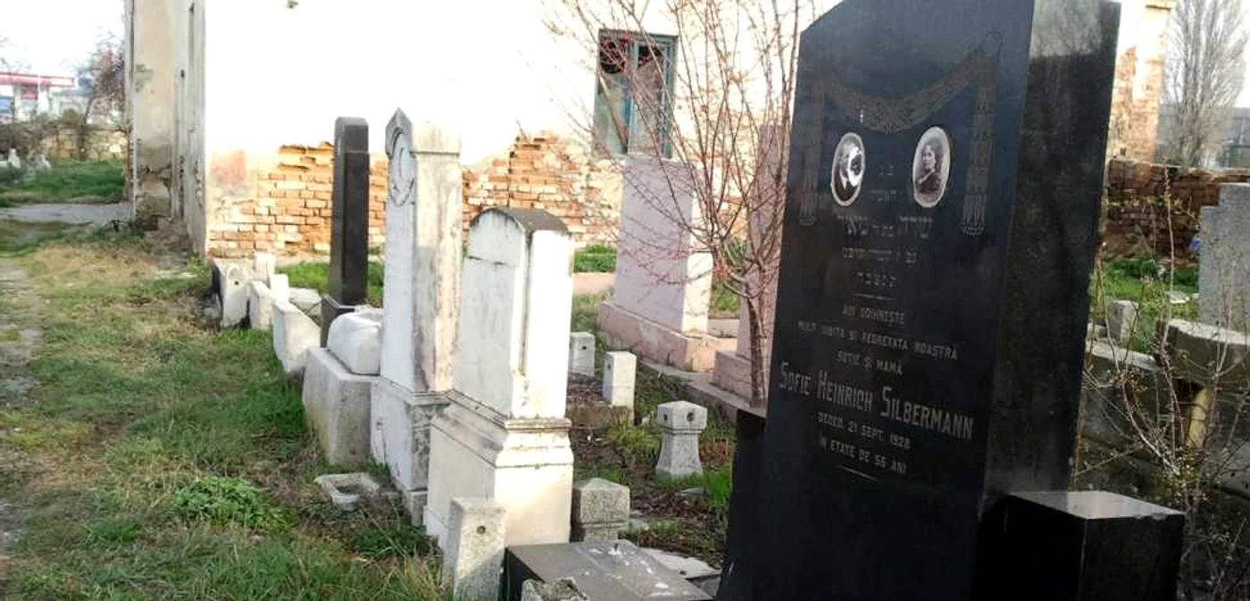 Cimitirul evreiesc din Buzău este în ruină                  Foto Iulian Bunilă