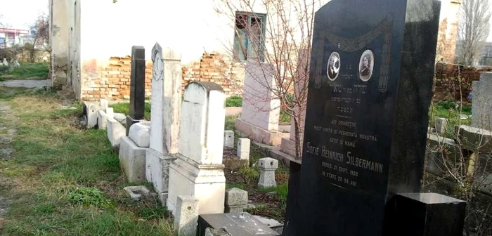 Cimitirul evreiesc din Buzău este în ruină                  Foto Iulian Bunilă