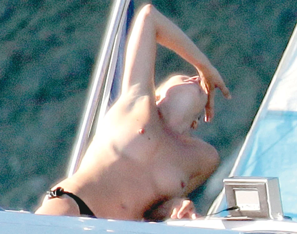 Drogurile şi băutura nu  şi-au pus amprenta pe  silueta lui Kate Moss (fotografii: hepta)