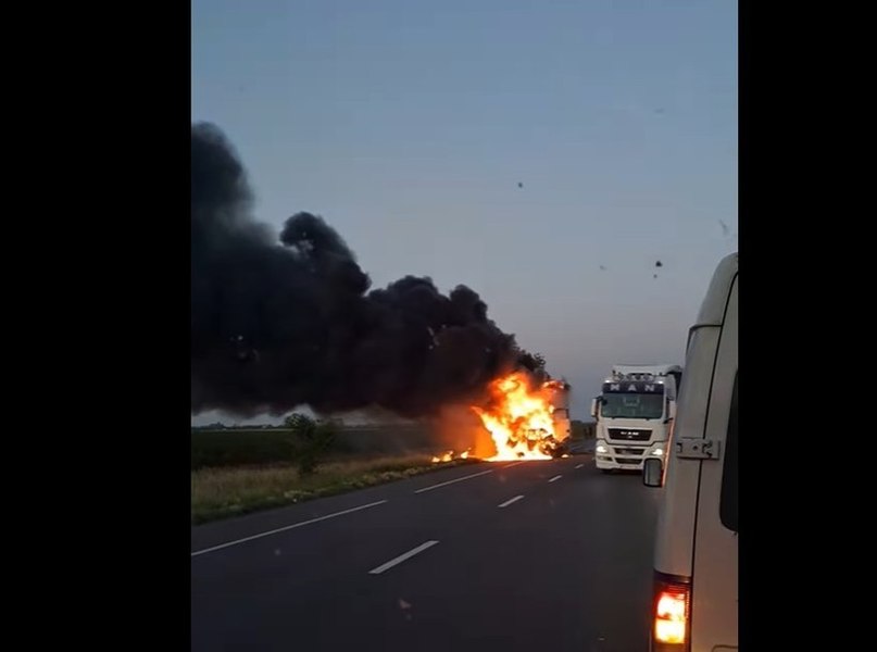 Un bărbat a murit carbonizat în urma unui accident între un TIR şi un autoturism, pe DN2, în Ialomița