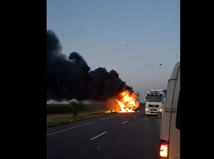 Un bărbat a murit carbonizat în urma unui accident între un TIR şi un autoturism, pe DN2, în Ialomița
