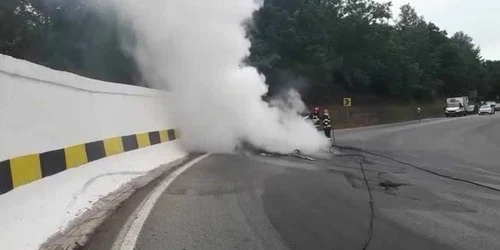 Autoturismul a luat foc pe DN7