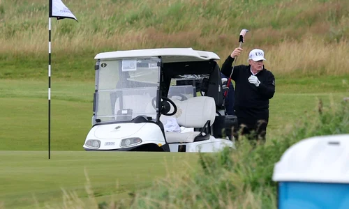Donald Trump, pe terenul de golf din Turnberry, Scoția FOTO Profimedia 