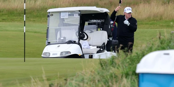 Donald Trump, pe terenul de golf din Turnberry, Scoția FOTO Profimedia 