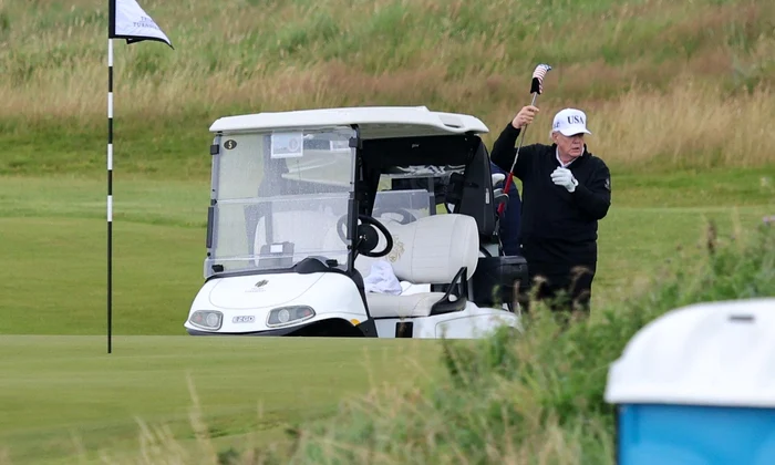 Donald Trump, pe terenul de golf din Turnberry, Scoția FOTO Profimedia