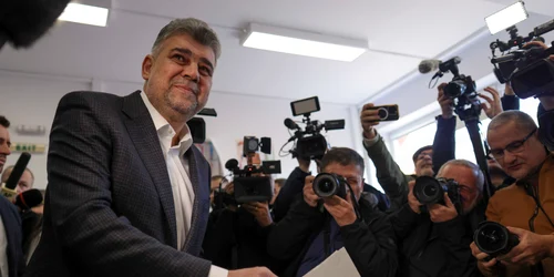 Premierul și candidatul la președinție Marcel Ciolacu votează în primul tur al alegerilor prezidențiale, în București. FOTO Inquam Photos / Octav Ganea