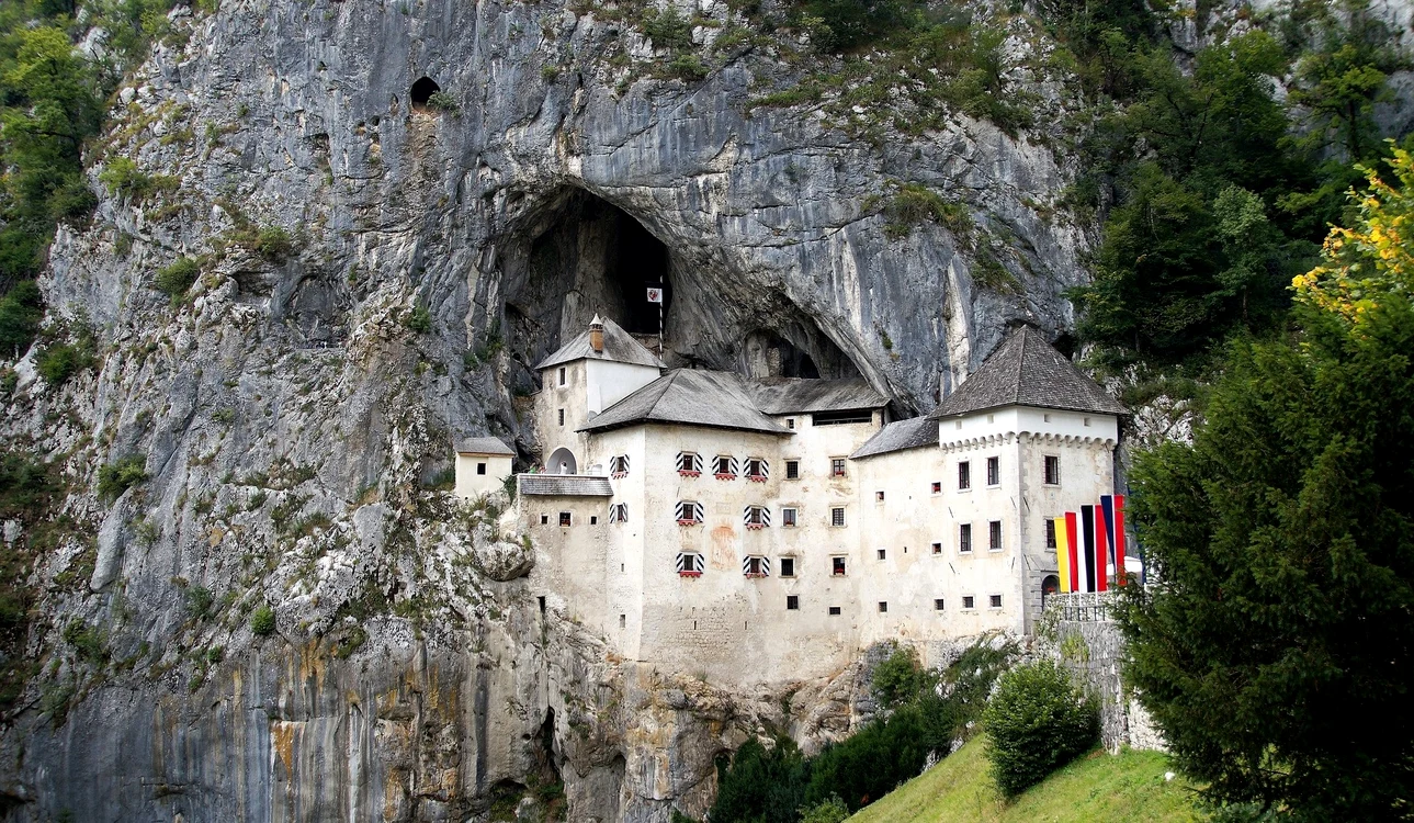 Predjama, castelul din peșteră / foto: Pixabay