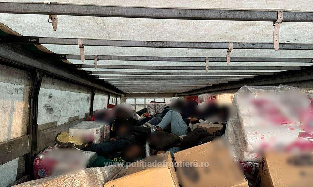 Câți migranți încap ascunși în două TIR-uri. Numărătoarea i-a uimit pe polițiștii de frontieră 