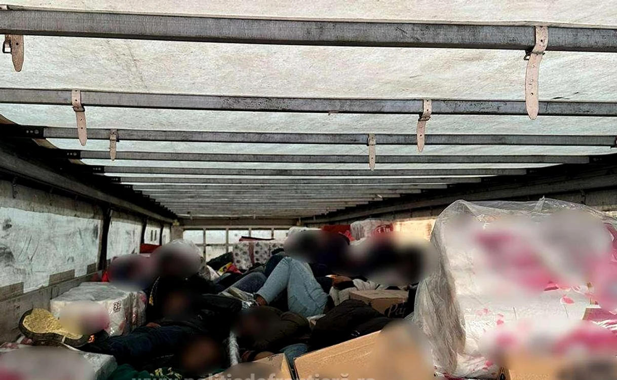 Migranții erau palsați în compartimente speciale ale autovehiculelor FOTO Poliția de Frontieră